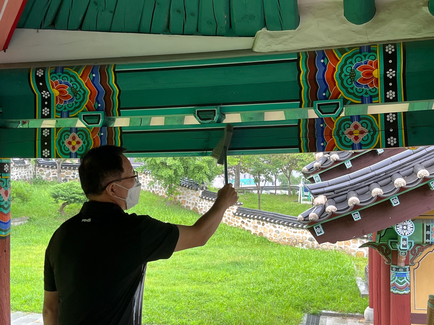 4. 정화활동(지붕쓸기).jpg