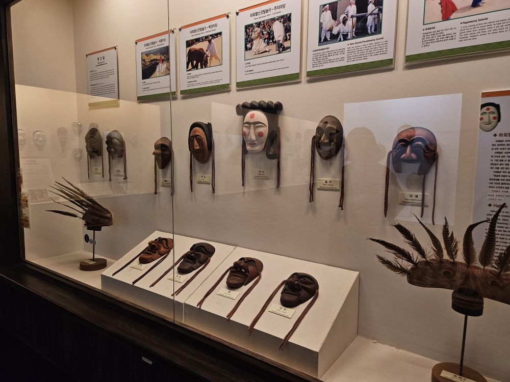 세계탈박물관 하회별신굿탈놀이 탈.jpg